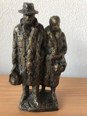 Brons (Onbekend) - Prachtig gesigneerd beeld " Ouder gearmd echtpaar " kopen? Bied vanaf 30!