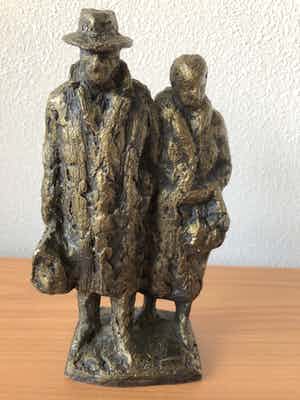 Brons (Onbekend) - Prachtig gesigneerd beeld " Ouder gearmd echtpaar " verkocht voor € 30!