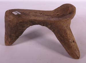 Samburu - Zeldzame driepotige stoel van hout kopen? Bied vanaf 20!