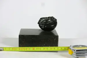 Kiny Copinga - Brons, Vrouwenfiguur op halve appel kopen? Bied vanaf 250!