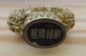 Niet of onleesbaar gesigneerd - Twee Cinnabar handgesneden Chinese Snuifflacons kopen? Bied vanaf 10!