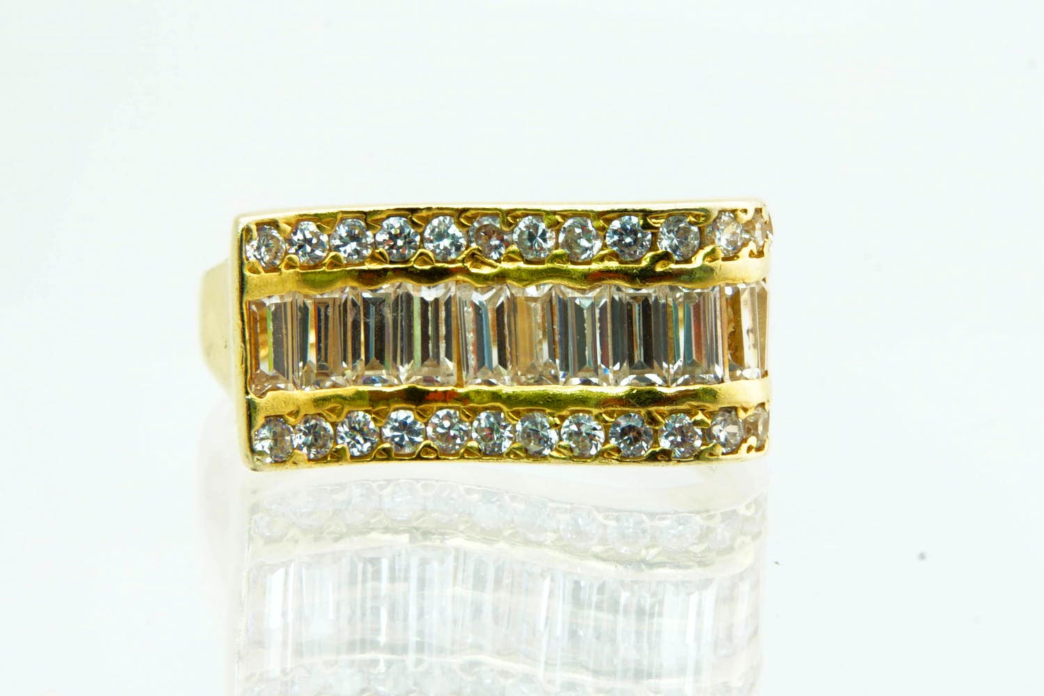 16- Apart "golvend" vormgegeven 14 Krt gouden fantasie ring met zirkonen kopen? Bied vanaf 120!