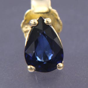 14K Goud - geelgouden oorknoppen met peergeslepen saffier kopen? Bied vanaf 150!