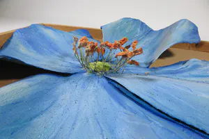 Arja van den Berg - Wandinstallatie in olieverf op zink, Vrouw met blauwe papaver kopen? Bied vanaf 1!