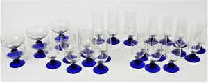 Niet of onleesbaar gesigneerd - 27 Art Deco achtige glazen met blauwe voet verkocht voor € 1!