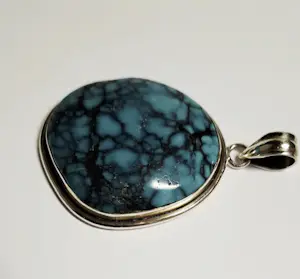 In nieuwstaat Een sierlijk bewerkte hanger Zilver met Natuurlijke Turkoois kopen? Bied vanaf 75!