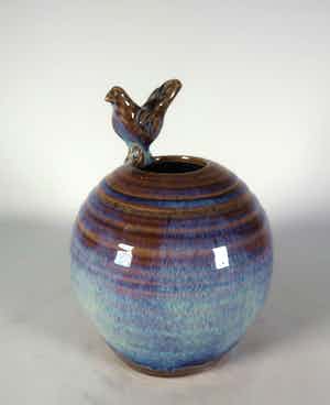Niet of onleesbaar gesigneerd - Aardewerk, Pot met vogel verkocht voor € 1!