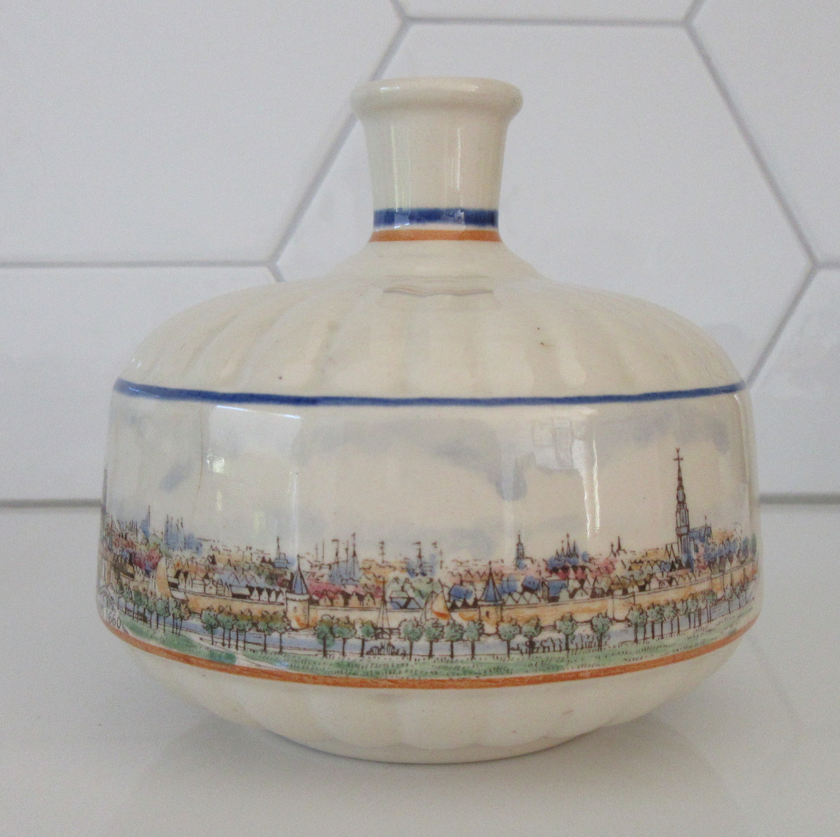 Plateelfabriek Schoonhoven N.V. - Delfts vaasje ter ere van de stad Haarlem in 1660 kopen? Bied vanaf 15!