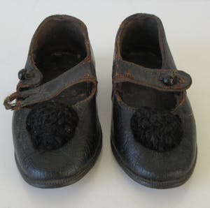 Curiosa - Twee antieke leren kinderschoenen voor een meisje kopen? Bied vanaf 1!