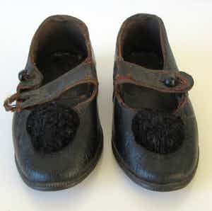 Twee antieke leren kinderschoenen voor een meisje verkocht voor € 1!