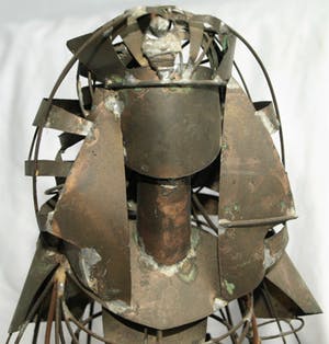 Niet of onleesbaar gesigneerd - Beeld van blik en ijzerdraad, “Koningin” – 34 cm hoog kopen? Bied vanaf 10!