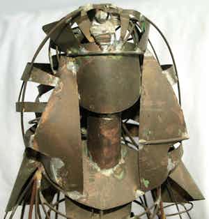 Niet of onleesbaar gesigneerd - Beeld van blik en ijzerdraad, “Koningin” – 34 cm hoog verkocht voor € 10!