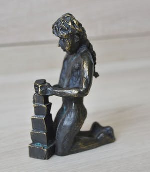 Astrid Veldhuyzen-Koppen - beeldje- ( spelenderwijs) verbronst. / lage beginprijs kopen? Bied vanaf 1!