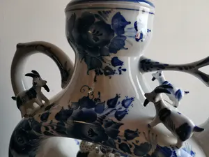 Niet of onleesbaar gesigneerd - Fraaie gedecoreerde Chinese koffiepot in blauw en wit keramiek kopen? Bied vanaf 1!