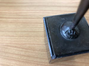 Corry Ammerlaan - Hoog slank beeld op sokkel - Titel " IEMAND OP HANDEN DRAGEN "" kopen? Bied vanaf 25!