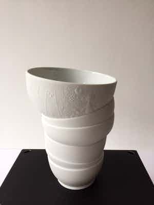 Pieke Bergmans - Reunion vaas biscuit (mat) porselein h 21,5 cm voor Rosenthal verkocht voor € 159!