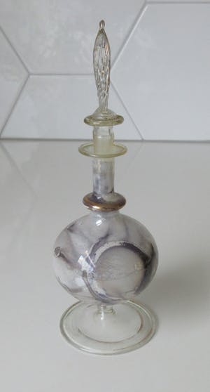 Niet of onleesbaar gesigneerd - Twee Venetiaans glazen parfumflesjes kopen? Bied vanaf 10!