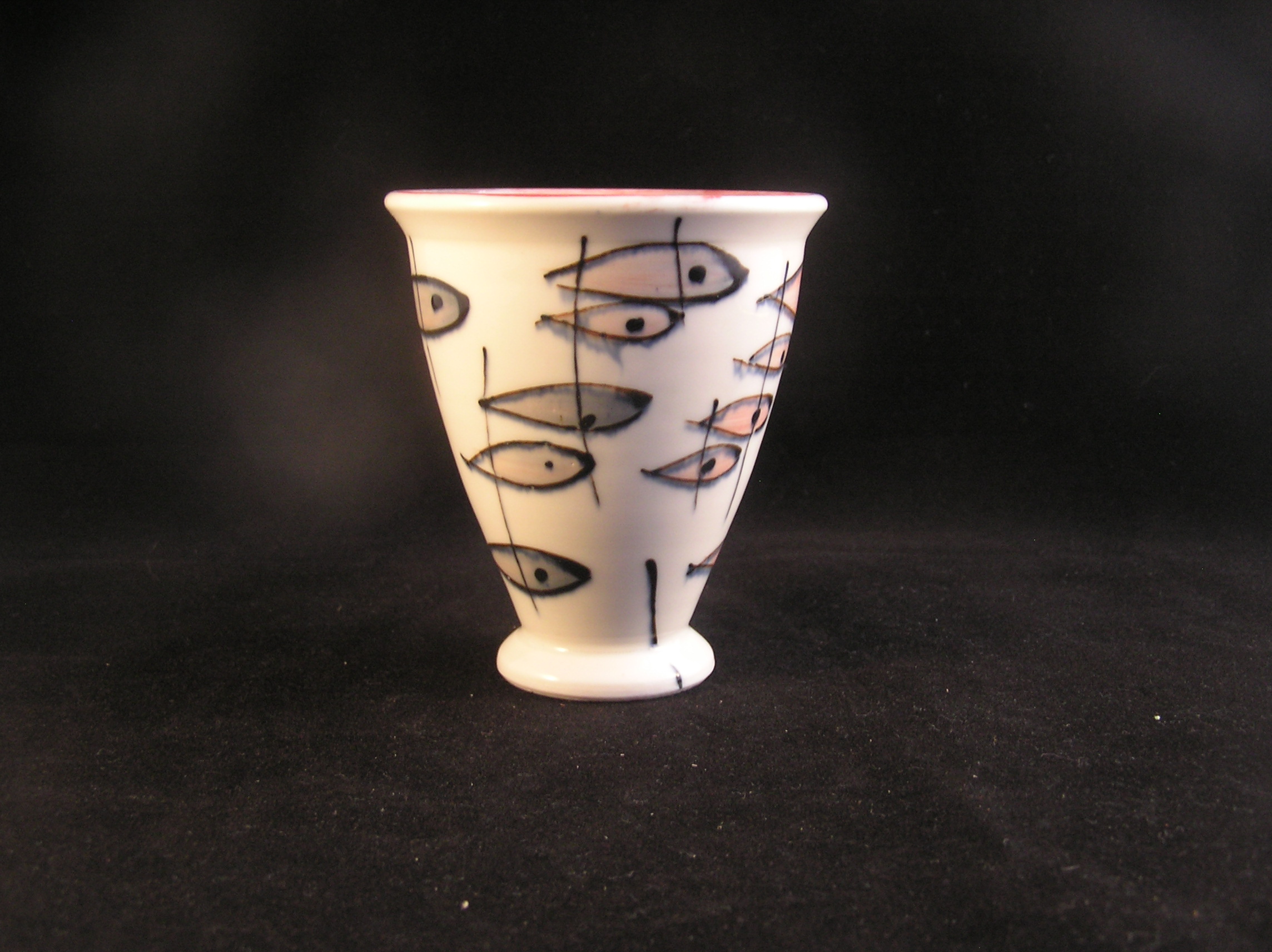 Niet of onleesbaar gesigneerd - Studio porseleinen bekervaas decor vissen verkocht voor € 1!