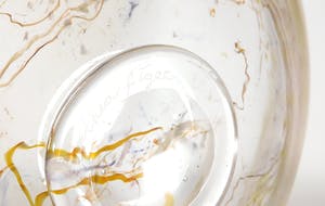 Thea Figee - Vrijgevormde glazen schaal met gekleurde draden kopen? Bied vanaf 150!