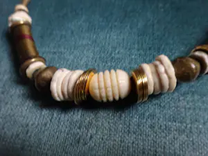 Langani - Verfijnde ketting met de zwarte parel in aardetinten, koper en goud kopen? Bied vanaf 45!