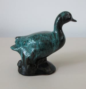 Niet of onleesbaar gesigneerd - Blue Mountain Pottery - Beeldje van een eend en een olifant kopen? Bied vanaf 1!