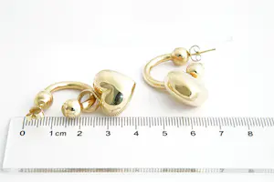 34 -  Opvallende set 18 karaats geel-gouden "open" Creolen met hart oorstekers kopen? Bied vanaf 470!