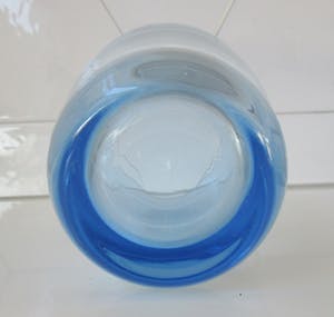 Niet of onleesbaar gesigneerd - Lichtblauwe Moderne kristallen vaas uit Bohemen kopen? Bied vanaf 10!