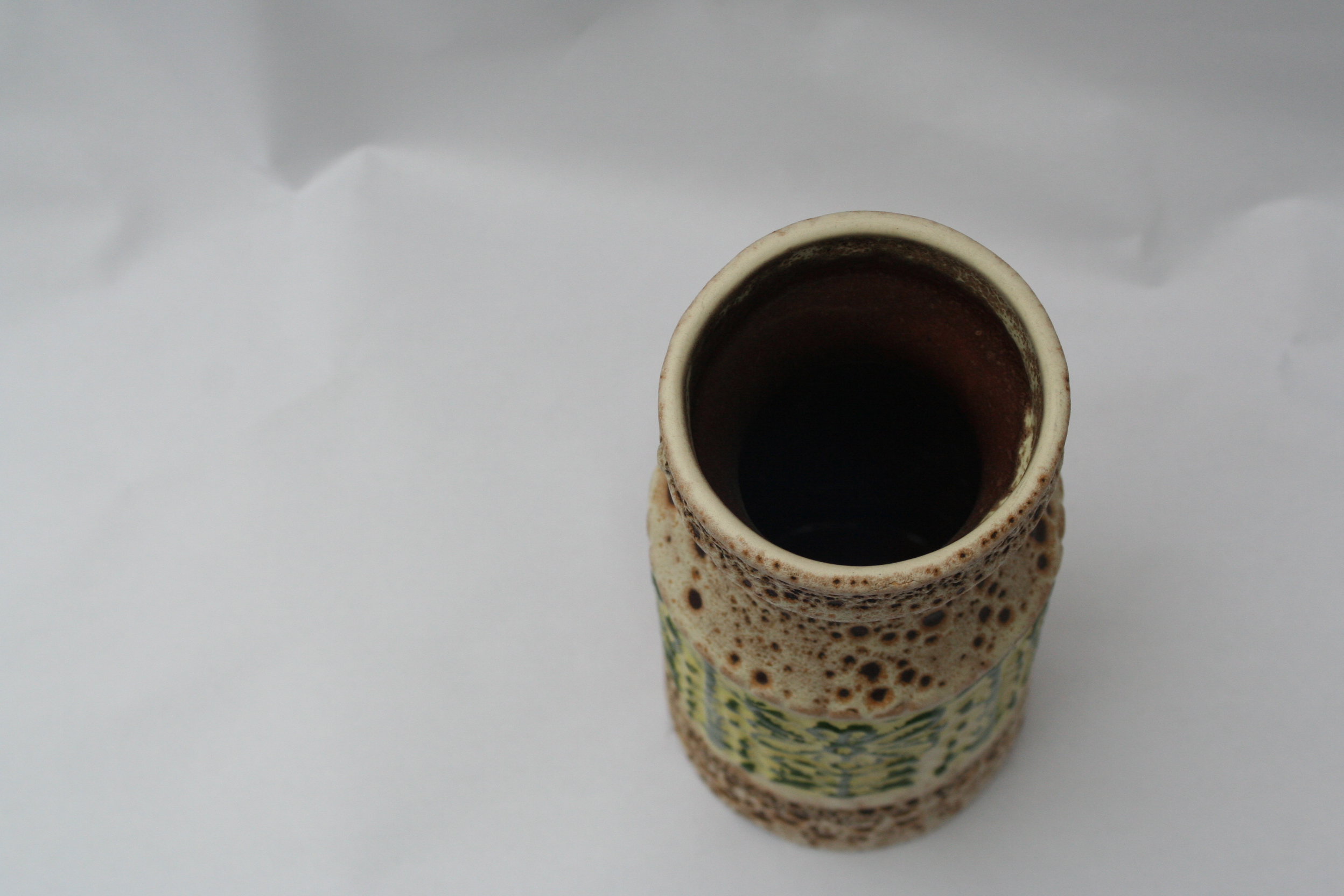 Niet of onleesbaar gesigneerd - Vaasje met reliëf - model 588/20 - onbekende keramist kopen? Bied vanaf 1!