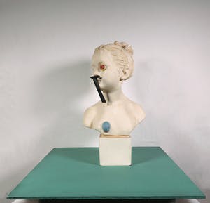 Reinier Lucassen - Assemblage met gipsen buste kopen? Bied vanaf 400!