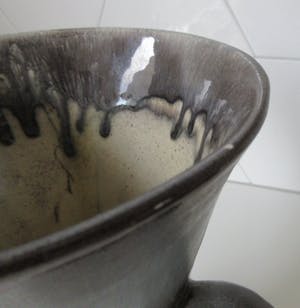 Aardewerkfabriek Katwijk en Klinkenberg Zeist - Art deco Oorvaas met stroomglazuur kopen? Bied vanaf 1!