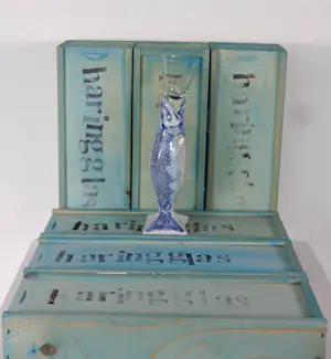 Marijke Gémessy - Haringglas 'Vis moet zwemmen' - 6 x Multiple van glas+keramiek in houten kistje kopen? Bied vanaf 250!