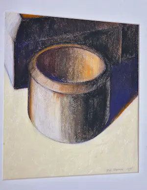Buy Ardi Brouwer - een in 1995 gemaakt pastelkrijt "stilleven met blauwe pot" in mooie lijst? Bid from 46!