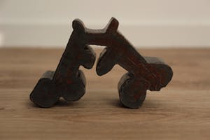 Carel Visser - Carel Visser - oxiderend stalen beeld: twee zusters - 2000 kopen? Bied vanaf 375!