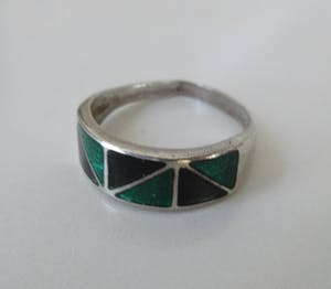 Niet of onleesbaar gesigneerd - Sterling zilveren art deco ring met groen en zwart emaille inleg kopen? Bied vanaf 1!