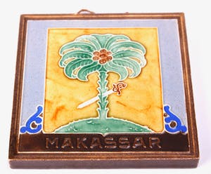 Faience- en Tegelfabriek Westraven - Cloisonné tegel voorstellende wapen van Makassar -1930's kopen? Bied vanaf 9!