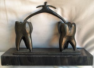 Brons (Onbekend) - Bronzen beeld , “Voor je kiezen…!” – Op natuurstenen voet kopen? Bied vanaf 1!