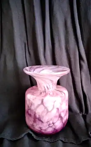 Niet of onleesbaar gesigneerd - handgemaakte vaas, MTarfa Glass, Malta verkocht voor € 1!