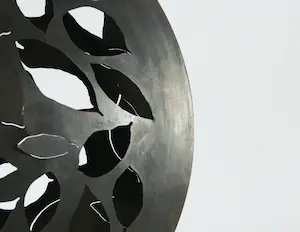 Niet of onleesbaar gesigneerd - Metalen wandsculptuur met bladmotief kopen? Bied vanaf 1!