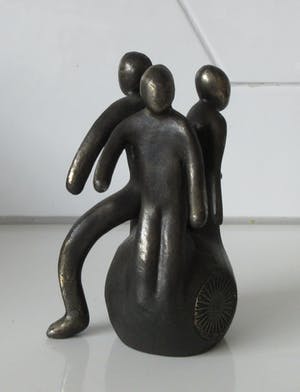 Niet of onleesbaar gesigneerd - Bronzen beeldje gemaakt voor de Universiteit Utrecht ontwerp Maarten Benschop kopen? Bied vanaf 10!
