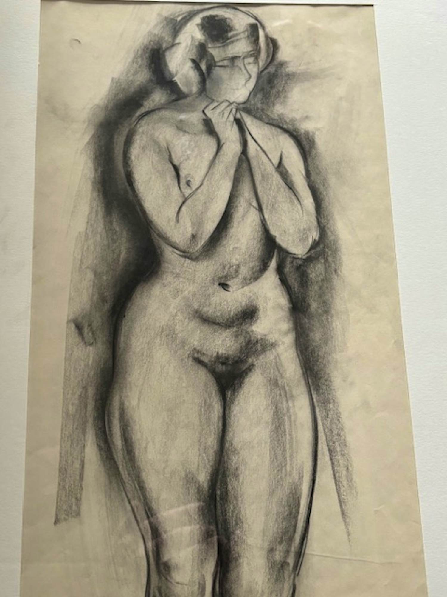 Geert Geerligs - zwart krijttekening van staand naakt met armen voor de borsten kopen? Bied vanaf 30!