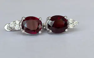 Acheter18 Kt witgouden oorbellen met rode robijnen ca 4,00 crt  en diamanten? Enchérissez de 1400!