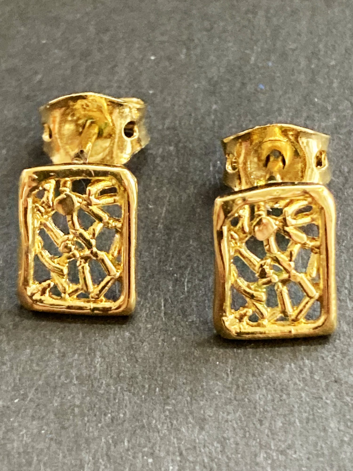 18 karaats geelgouden opengewerkte oorknoppen kopen? Bied vanaf 85!