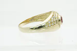 20- Sierlijke 14 krt gouden dames entourage ring met gefacetteerde rode steen kopen? Bied vanaf 170!