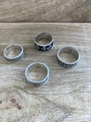 Een Lotje van vier zilveren bewerkte bandringen kopen? Bied vanaf 59!