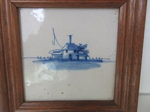 Niet of onleesbaar gesigneerd - Twee Delftsblauwe antieke tegels afbeelding koe en boerderij in houten lijst kopen? Bied vanaf 1!