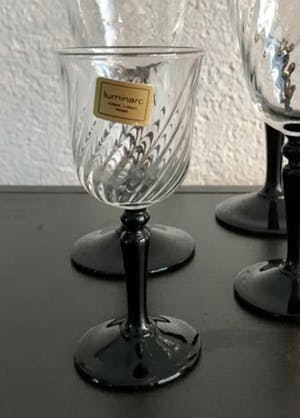 Niet of onleesbaar gesigneerd - Set van 6 Luminarc Franse Likeurglaasjes - zwarte steel en 'Swirl' kopen? Bied vanaf 1!