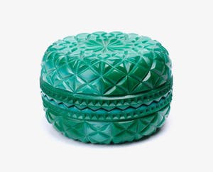 Curt Schlevogt - Art deco dekseldoosje van Malachiet glas met abstract reliëf decor kopen? Bied vanaf 19!