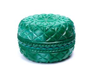 Curt Schlevogt - Art deco dekseldoosje van Malachiet glas met abstract reliëf decor verkocht voor € 19!