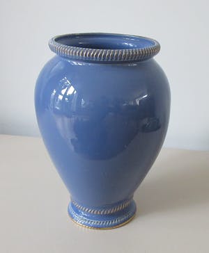 Plateelbakkerij Zuid-Holland - Korenblauwe platelen vaas met vergulde geribde randen kopen? Bied vanaf 1!