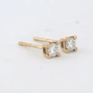 18k rosé gouden solitair oorknoppen met briljant geslepen diamant tot. 0.12ct kopen? Bied vanaf 220!